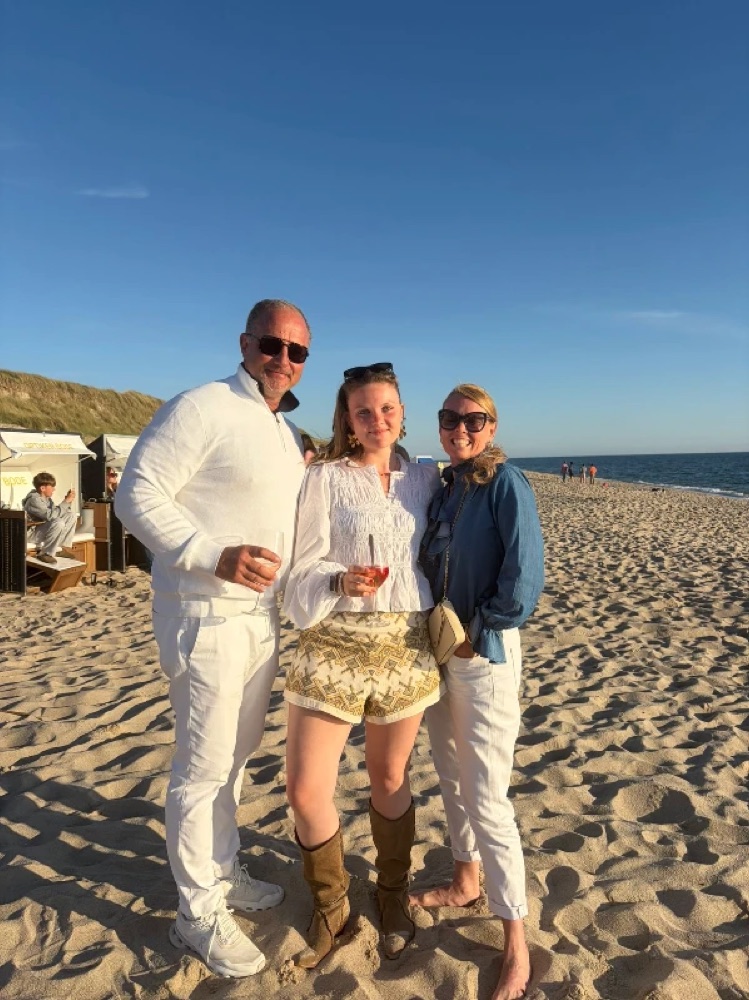 Annissa, Gunnar and Charlize Krueger on the beach in Sylt
